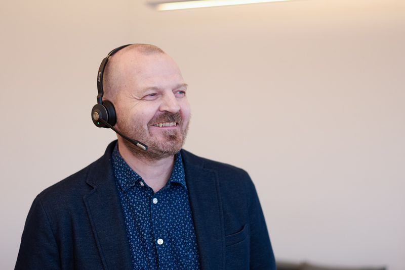 Per Ladefoged i dialog med tilfreds kunde