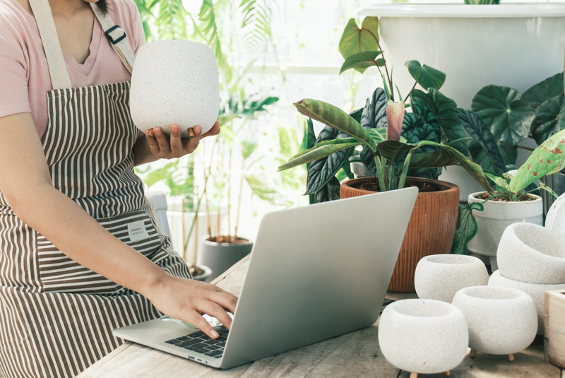 Kvinde kigger på laptop