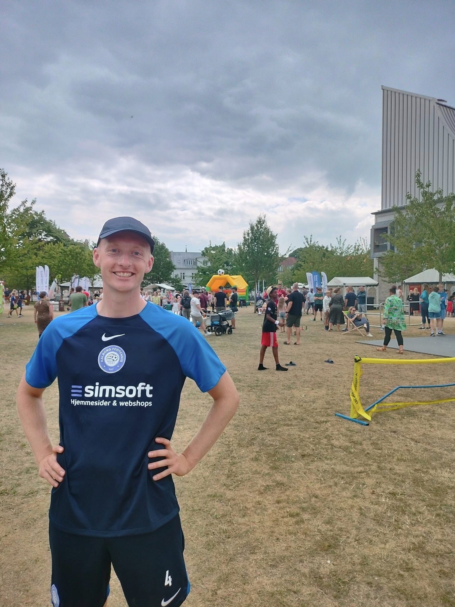 Medlem hos Aalborg Fodtennis, med T-shirt hvor Simsoft er hovedsponsor på