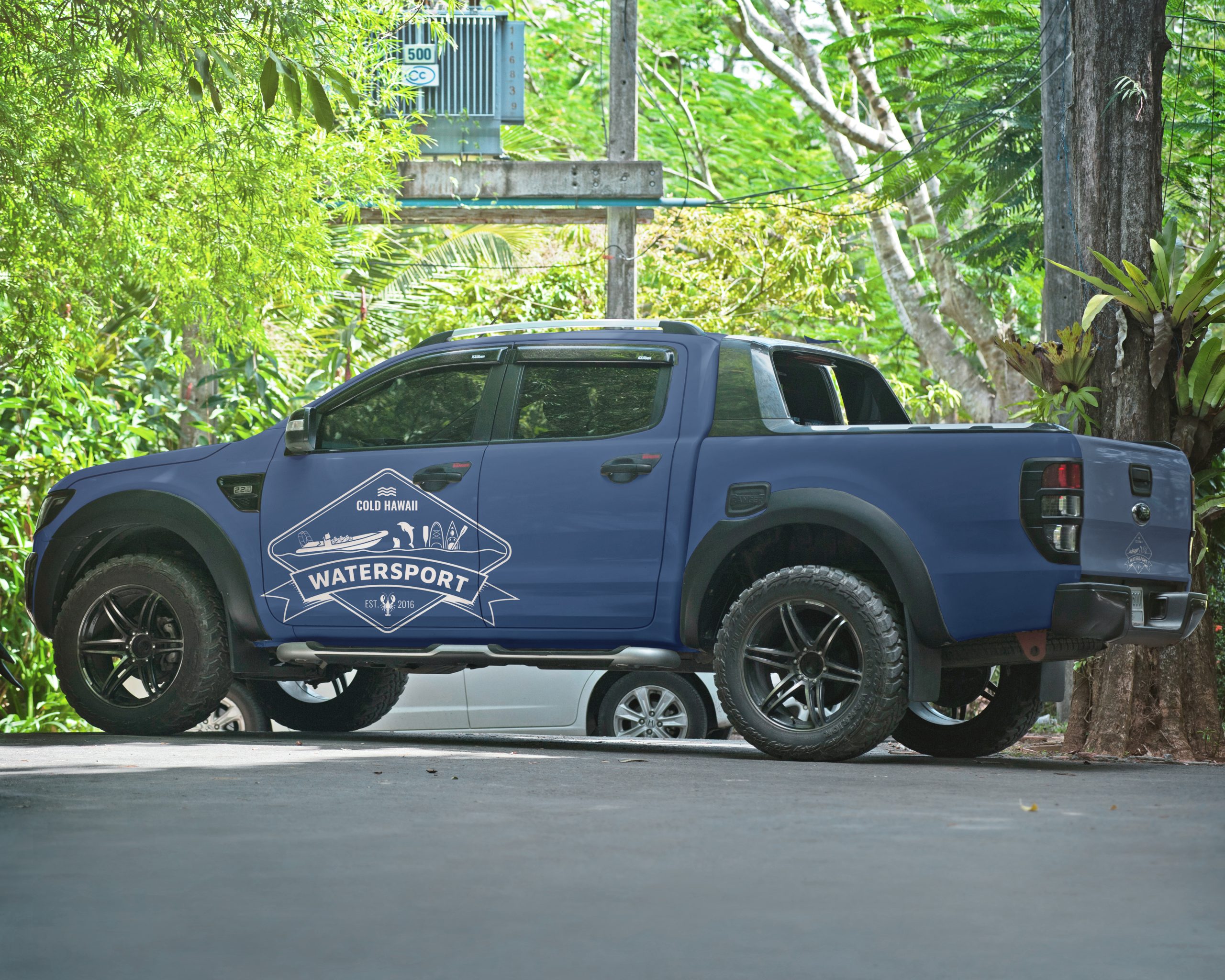 Mockup af Cold Hawaii Watersports logo på bil