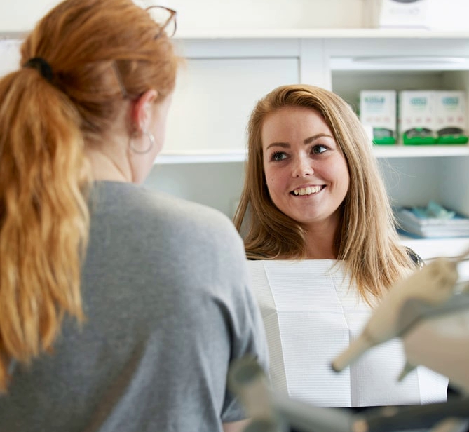 Behandler hos Hafniahus i dialog med patient