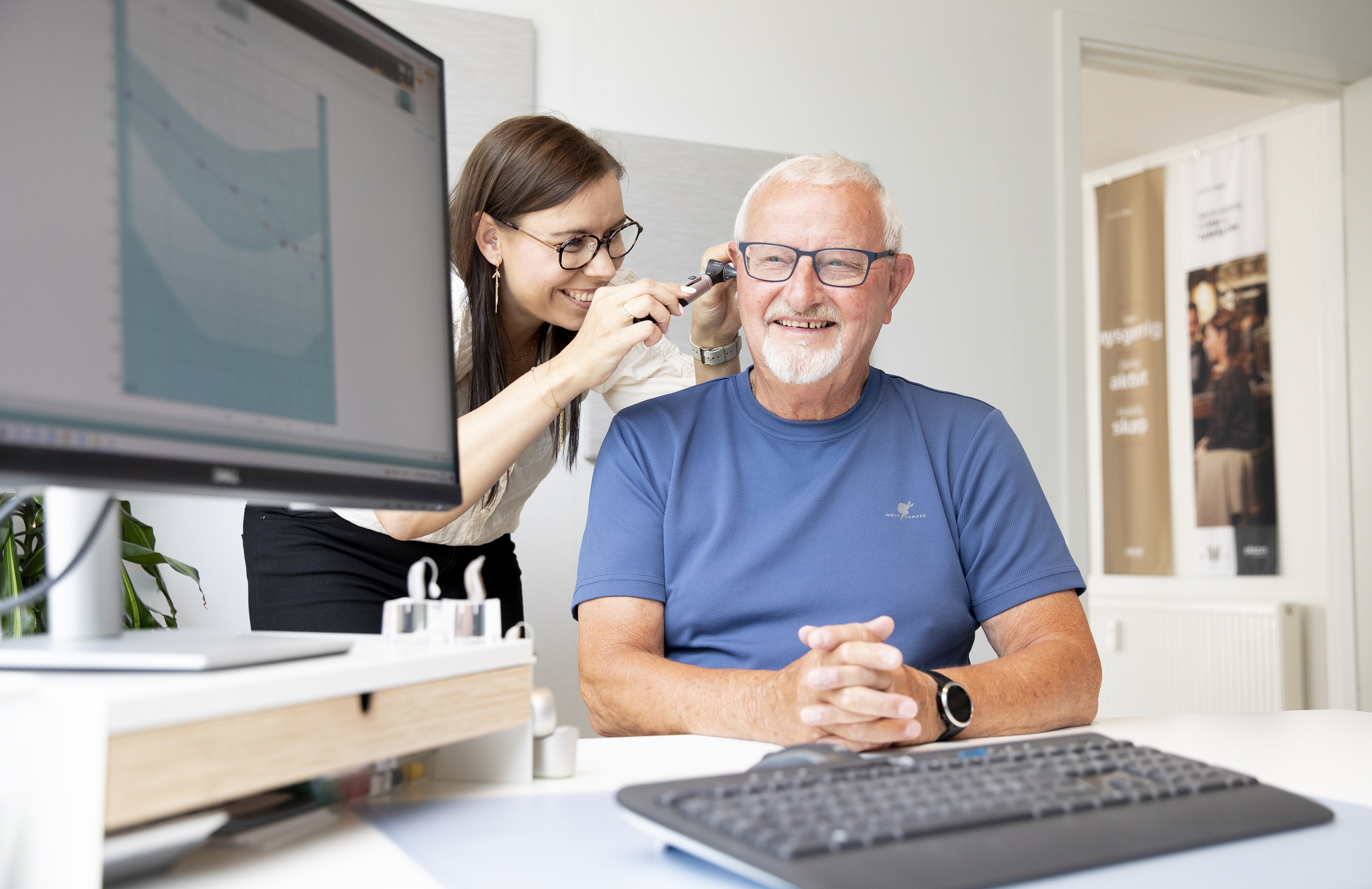 Marianne kigger i kundes øre