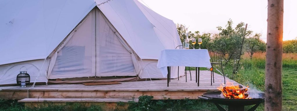 Wulff Nature telt med solnedgang i baggrunden