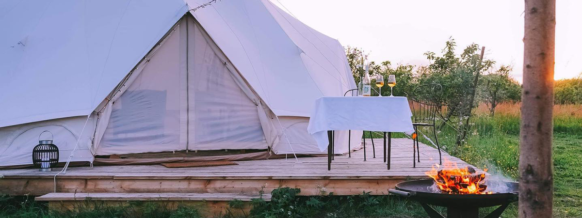 Wulff Nature telt med solnedgang i baggrunden